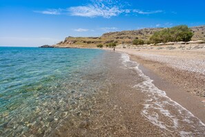 On the beach, sun loungers, beach umbrellas - Lardos Bay (Rhodes)