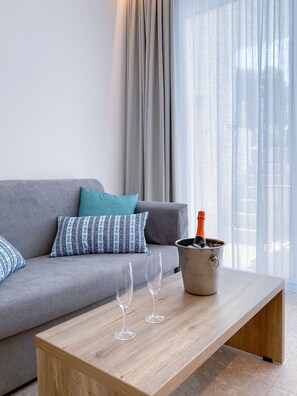 Junior Suite, 1 Queen Bed | Living area