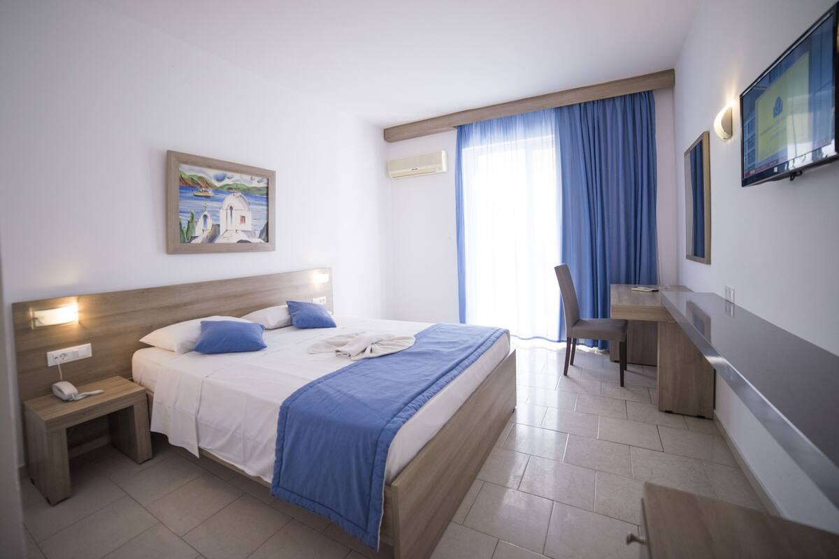 In-room safe, desk, blackout drapes, soundproofing