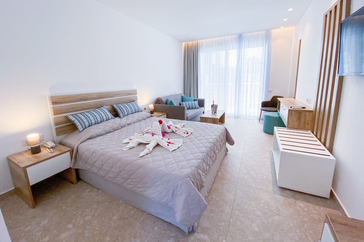 Junior suite, 1 queensize bed | 1 slaapkamer, een kluis op de kamer, een bureau