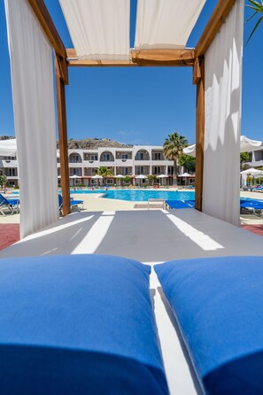 2 piscinas al aire libre, sombrillas, sillones reclinables de piscina