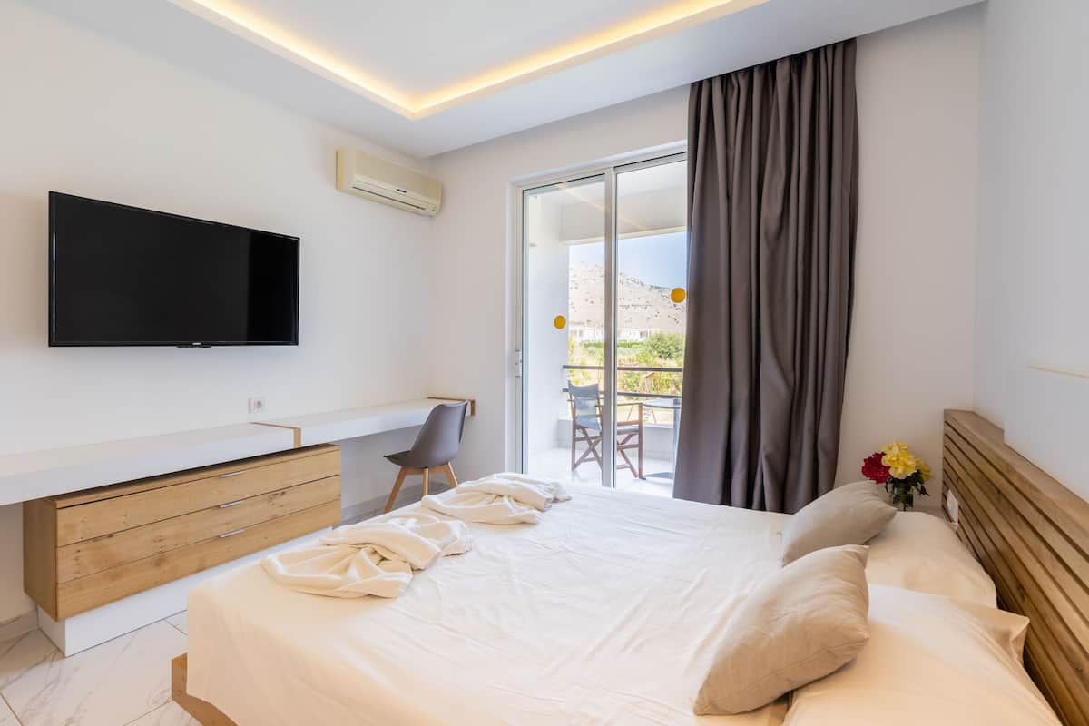 In-room safe, desk, blackout drapes, soundproofing