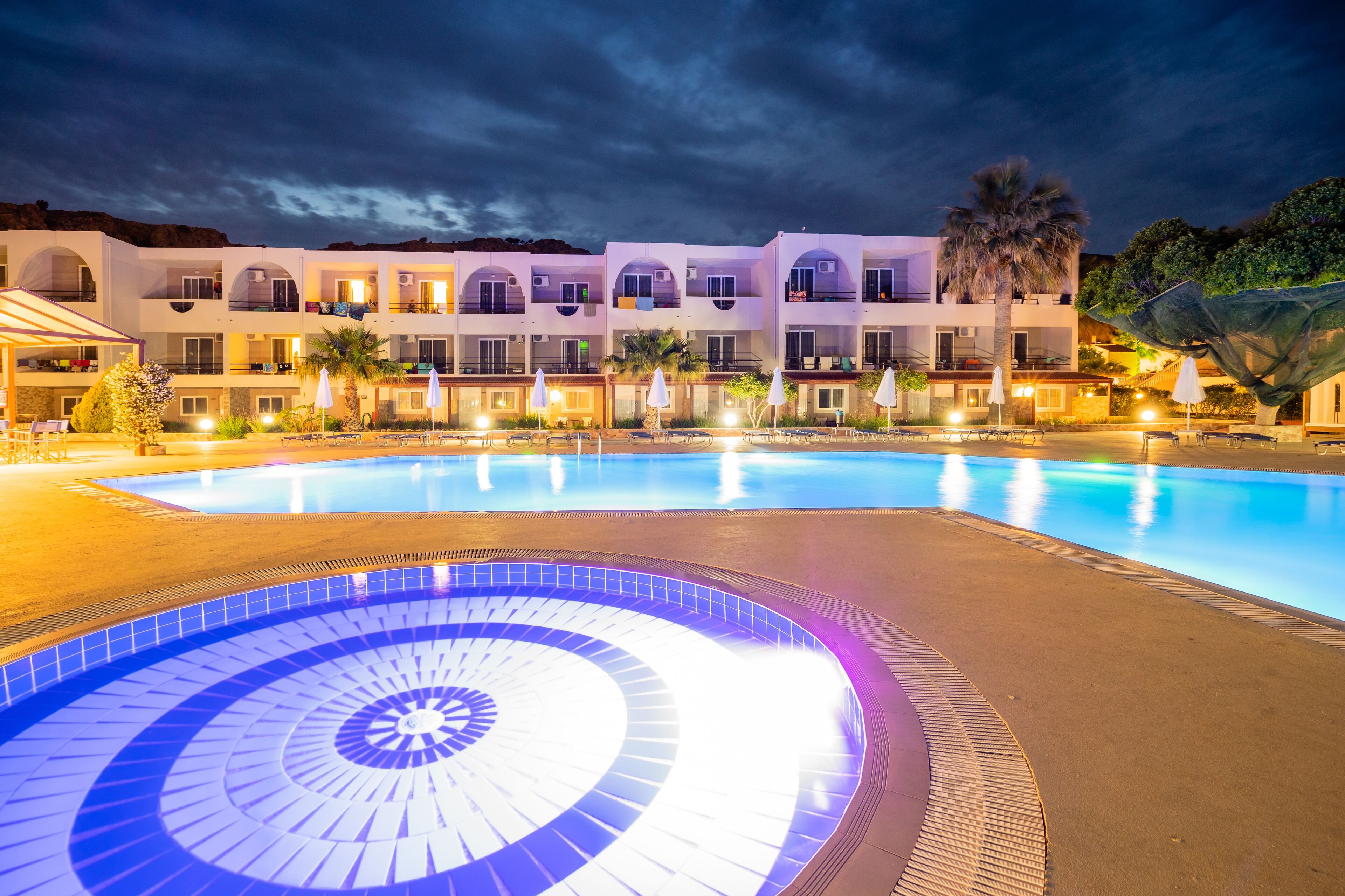 2 つの屋外プール、プール パラソル、サンラウンジャー