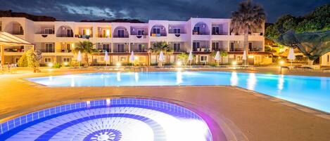 2 Außenpools, Sonnenschirme, Liegestühle