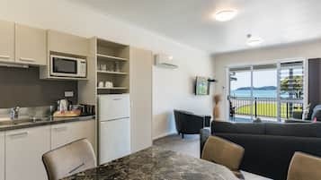 Family Suite, 1 Bedroom, Non Smoking, Sea View | Living room