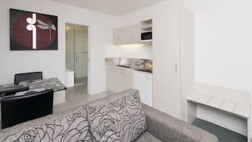 Studio Spa Supreme | Private kitchen | Microwave, stovetop, coffee/tea maker, electric kettle