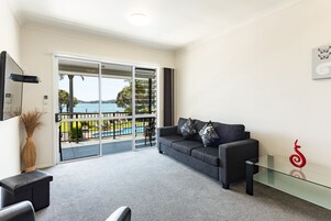 Family Suite, 1 Bedroom, Non Smoking, Sea View | Living area