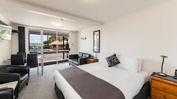Deluxe Suite, 1 Bedroom, Non Smoking | Living area