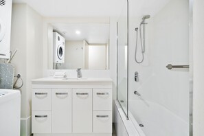 Deluxe Apartment, 2 Bedrooms | Bathroom | Combined shower/tub, deep soaking tub, hair dryer, towels - Markham Court (Broadbeach)