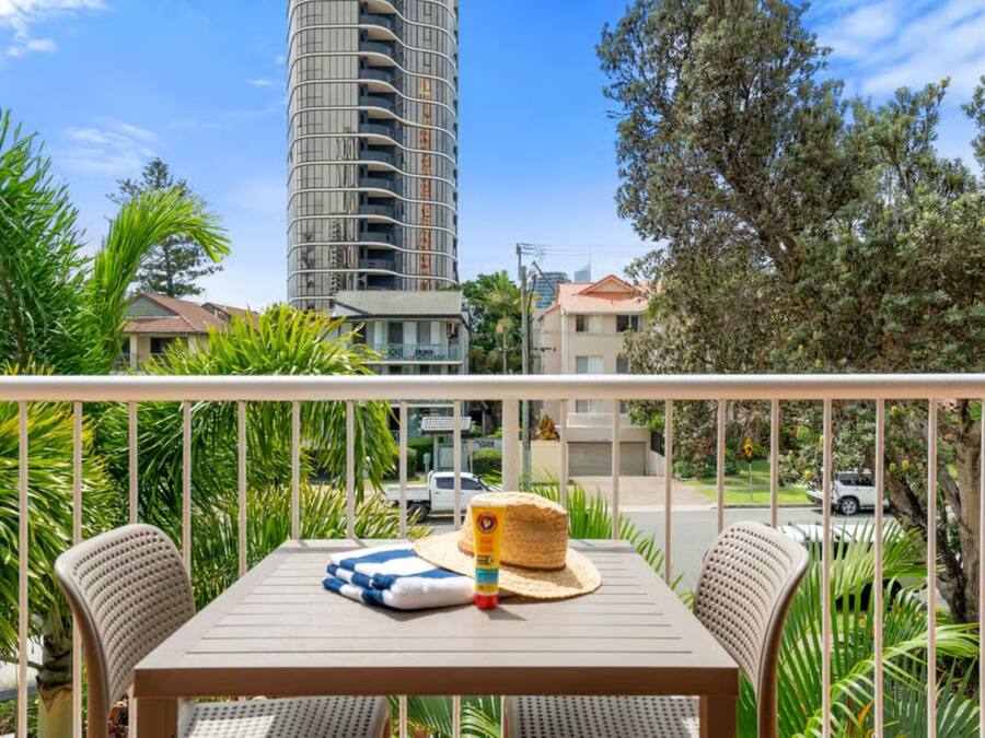 Budget Friendly Two-Bedroom Apartment | Terraço/pátio