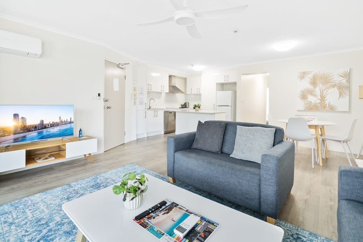 Apartamento luxo, 2 quartos | Área de estar | Smart TV 1 cm com canais digitais, TV