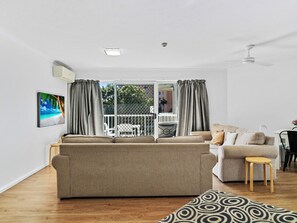 Standard-Apartment, 3 Schlafzimmer | Wohnbereich