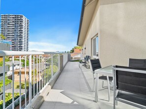 Three Queen Bedroom Family Apartment | Balcony - Markham Court (Broadbeach)