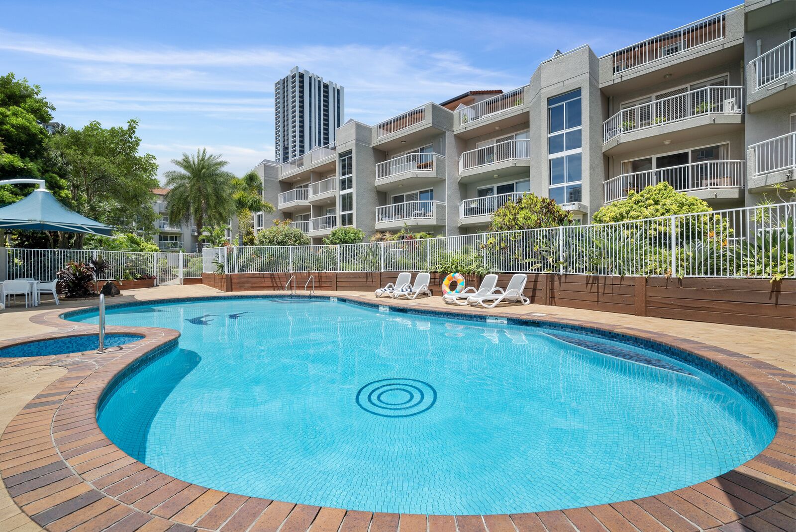 حمّام سباحة خارجي، حمّام سباحة مُدفَّأ، مقاعد للتشمس