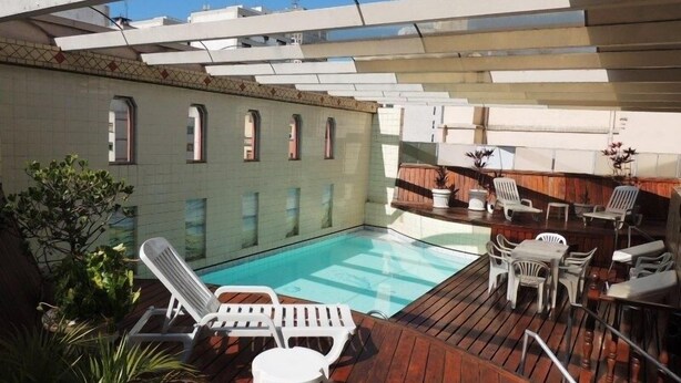 Outdoor pool, pool loungers - Serrana Palace Hotel (Belo Horizonte)