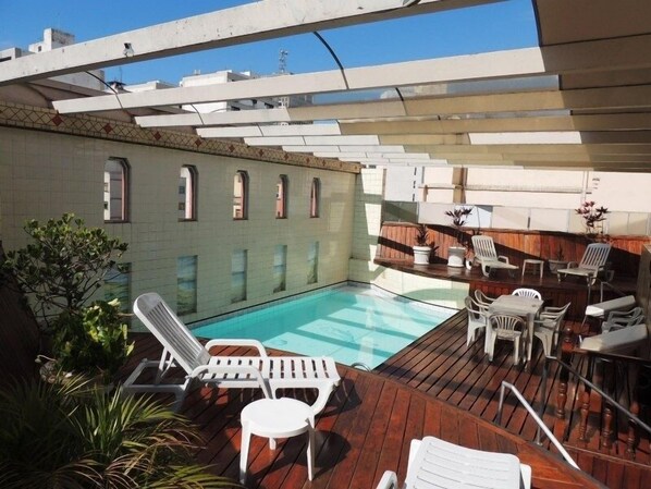 Outdoor pool, sun loungers - Serrana Palace Hotel (Belo Horizonte)
