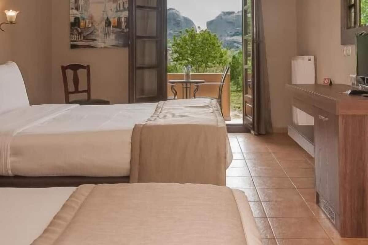 Triple Room, Garden View | In-room safe, desk, soundproofing, free WiFi