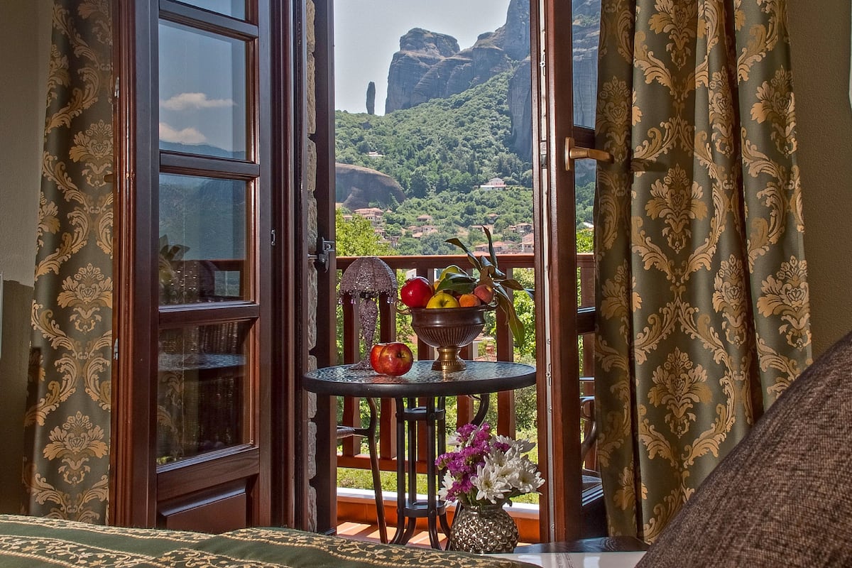 in-room safe, desk, soundproofing, free wifi