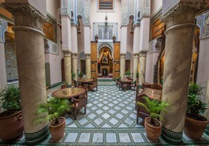 Coin salon dans le hall