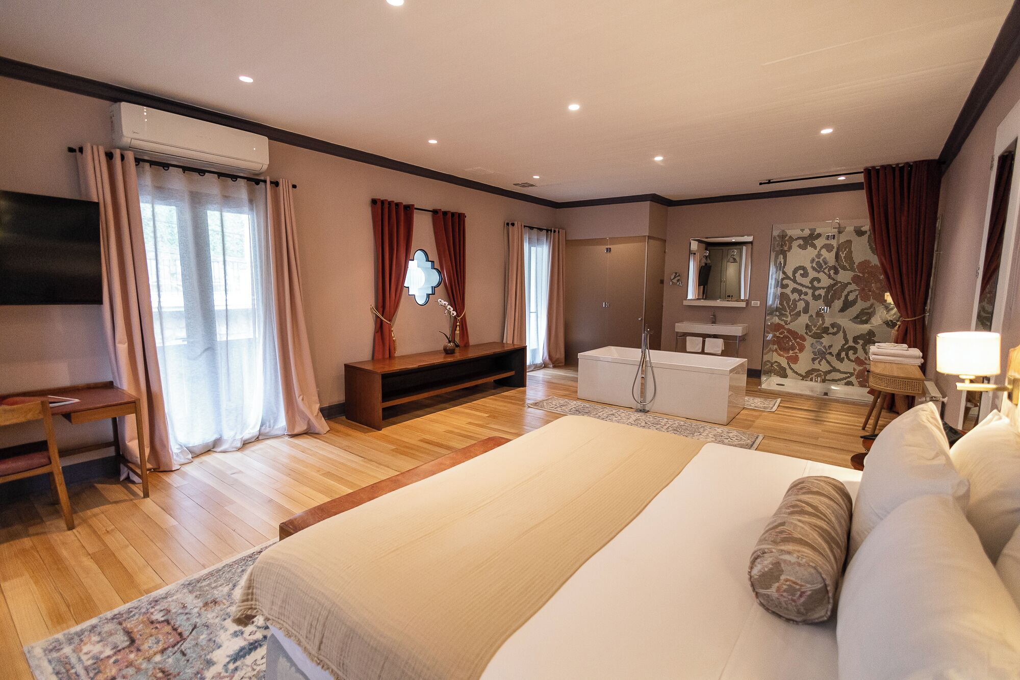 Presidential Room | Premium bedding, down comforters, pillowtop beds, minibar