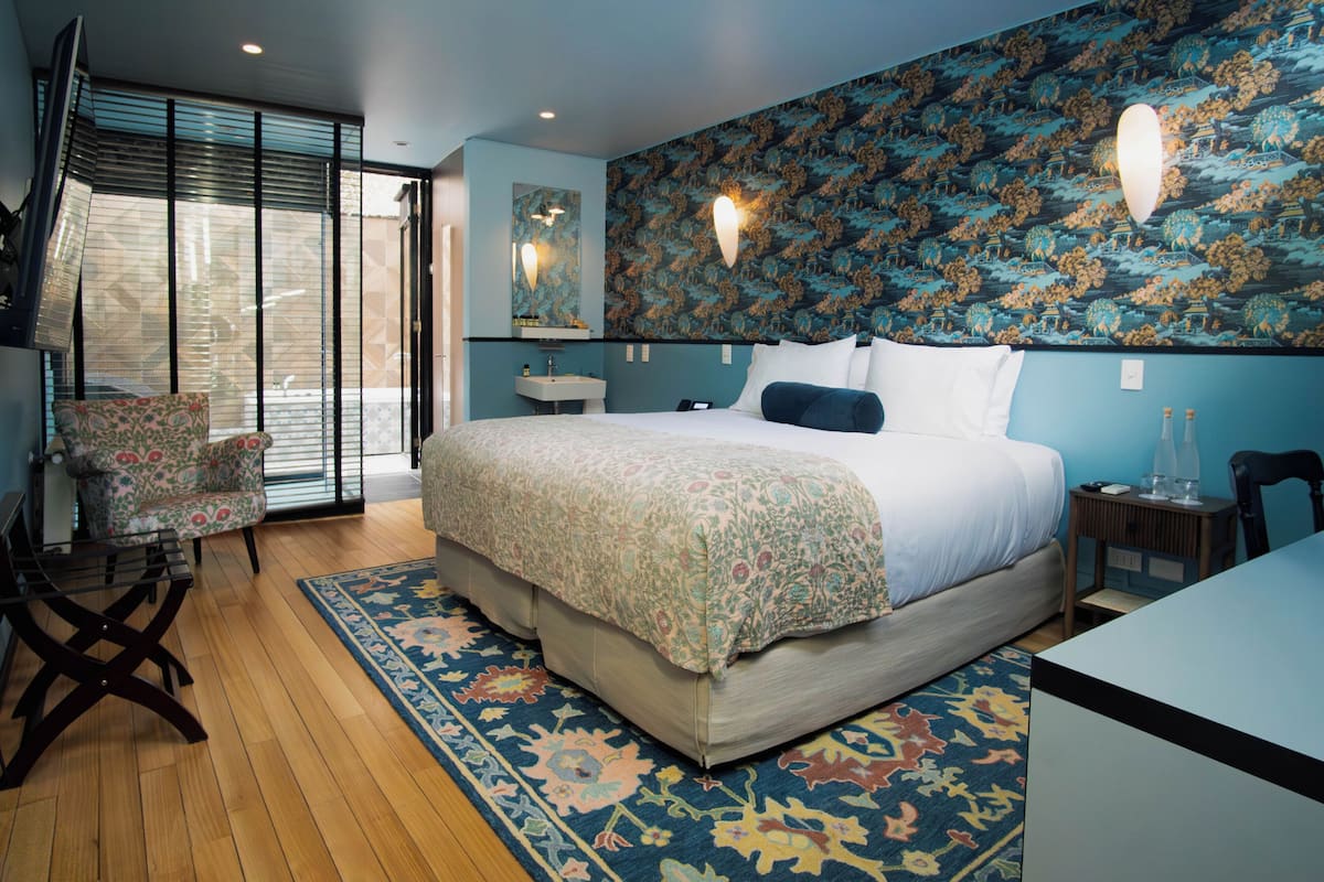 Design Room, Jetted Tub