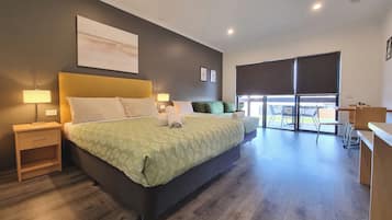 Habitación Deluxe con 2 camas individuales, balcón | 1 habitación, escritorio y cortinas blackout
