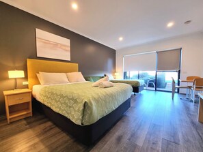 Escritorio, cortinas blackout y tabla de planchar con plancha 