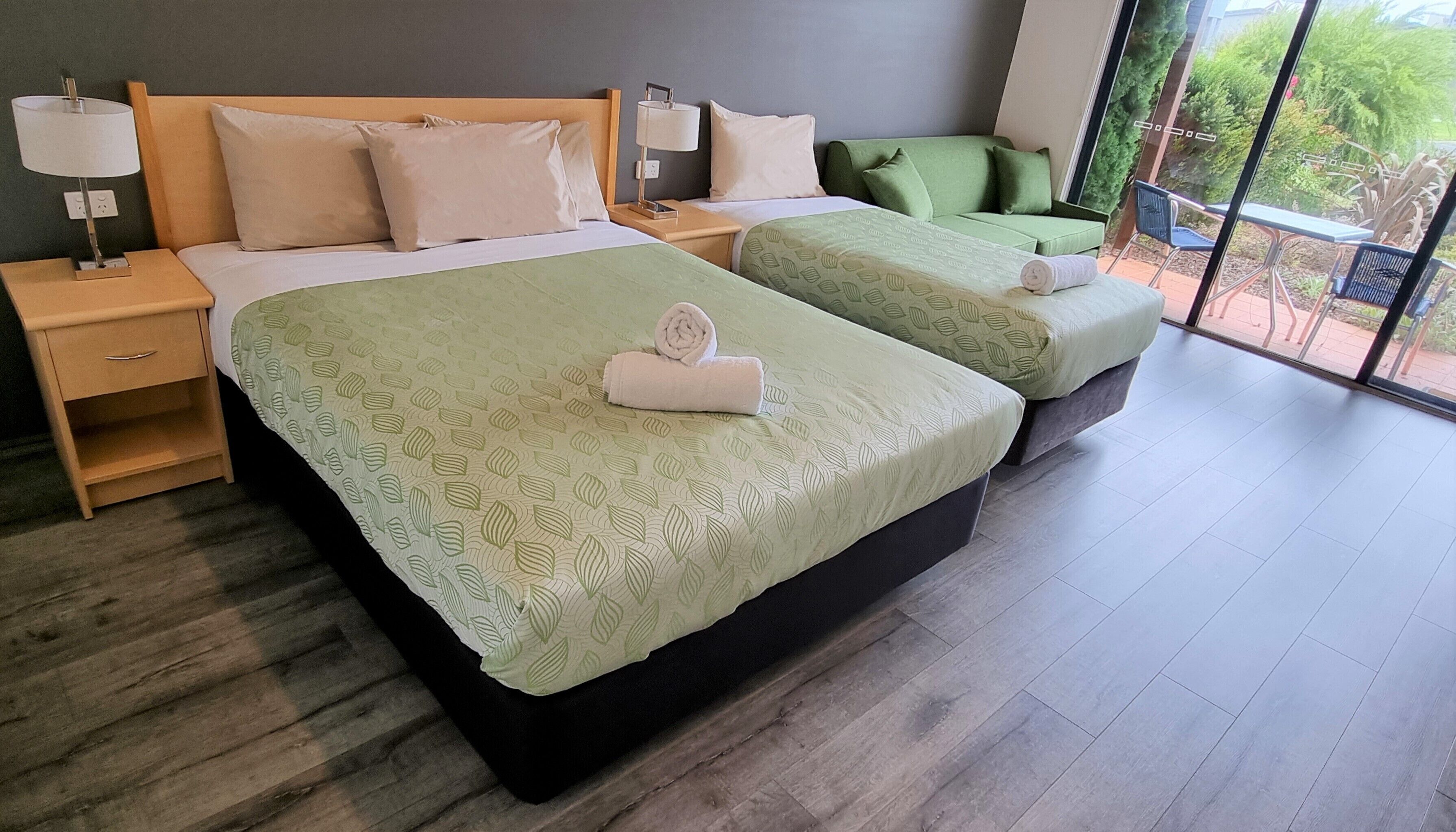 Skrivebord, blendingsgardiner, strykejern/-brett og wi-fi (inkludert)