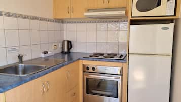 Departamento, 1 habitación | Cocina privada | Microondas, tetera eléctrica, tostadora y artículos de limpieza