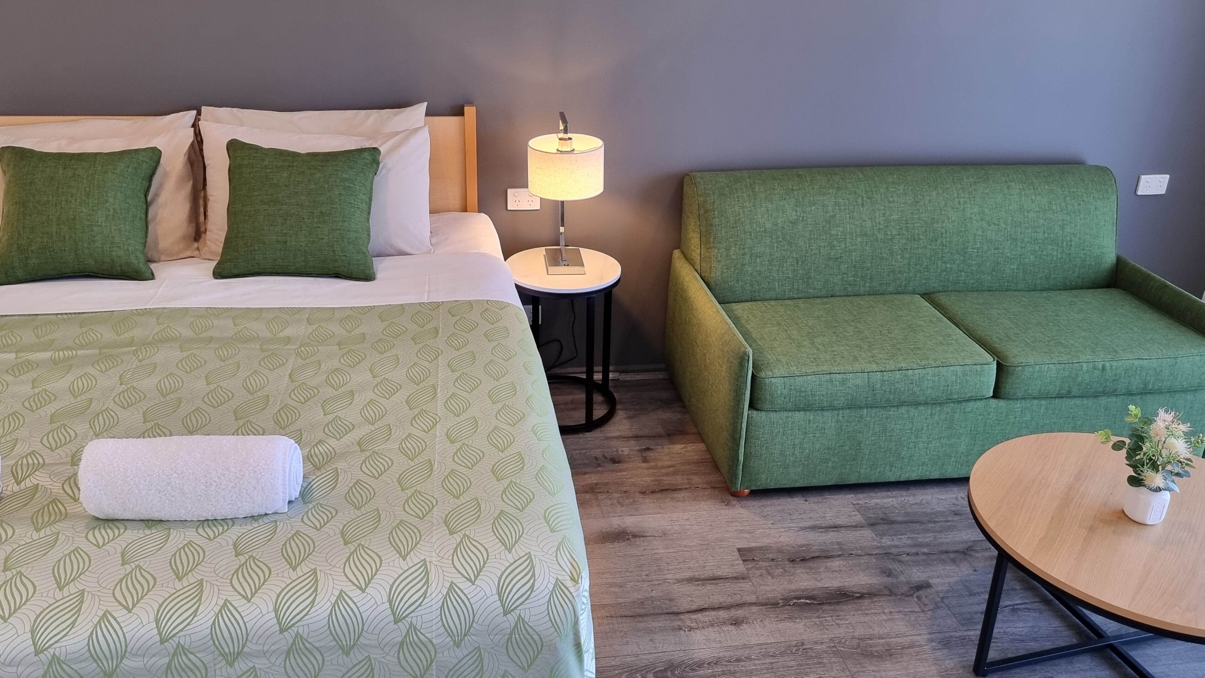 Skrivebord, blendingsgardiner, strykejern/-brett og wi-fi (inkludert)