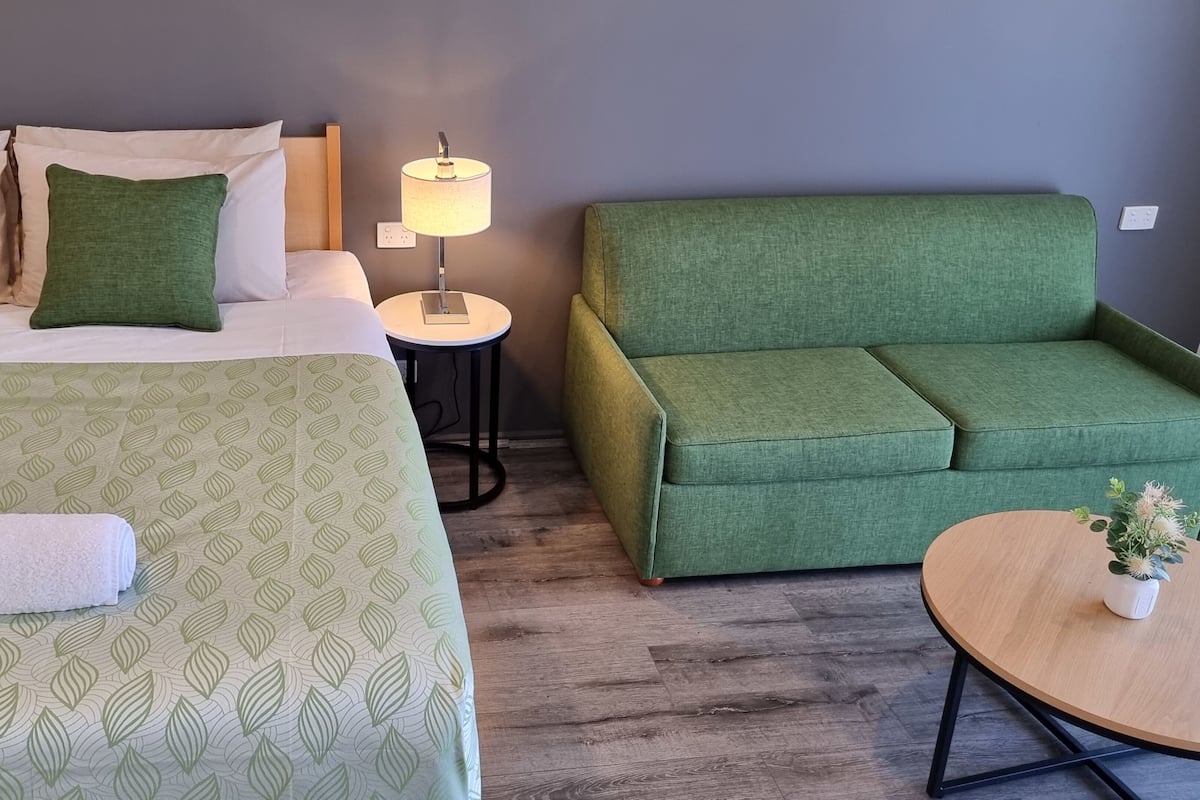 Skrivbord, mörkläggningsgardiner, strykjärn/strykbräda och gratis wi-fi