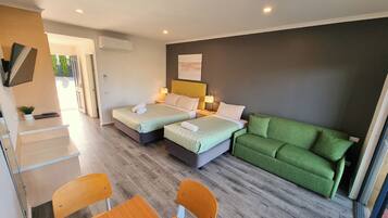 Habitació amb dos llits individuals Deluxe, pati | 1 dormitori, escriptori, cortines opaques i planxa i posts de planxar