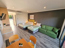 Quarto duplo luxo, varanda | Escrivaninha, cortinas blackout, ferros/tábuas de passar roupa