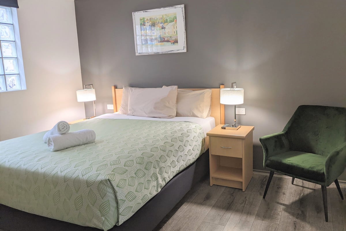 Skrivbord, mörkläggningsgardiner, strykjärn/strykbräda och gratis wi-fi