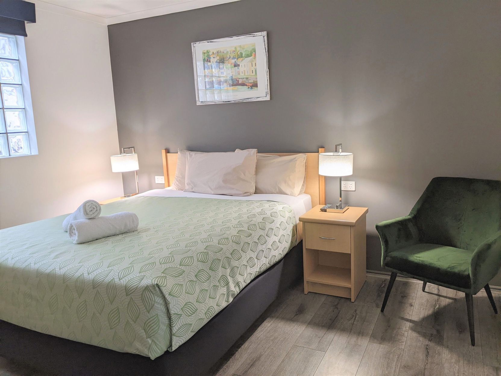 Bureau, rideaux occultants, fer et planche à repasser, Wi-Fi gratuit