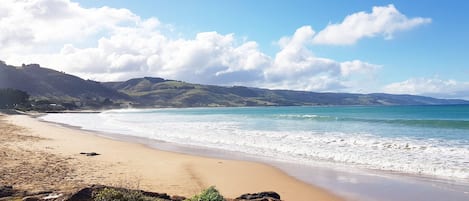 Playa en los alrededores y playa de arena blanca