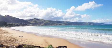 Una spiaggia nelle vicinanze, sabbia bianca