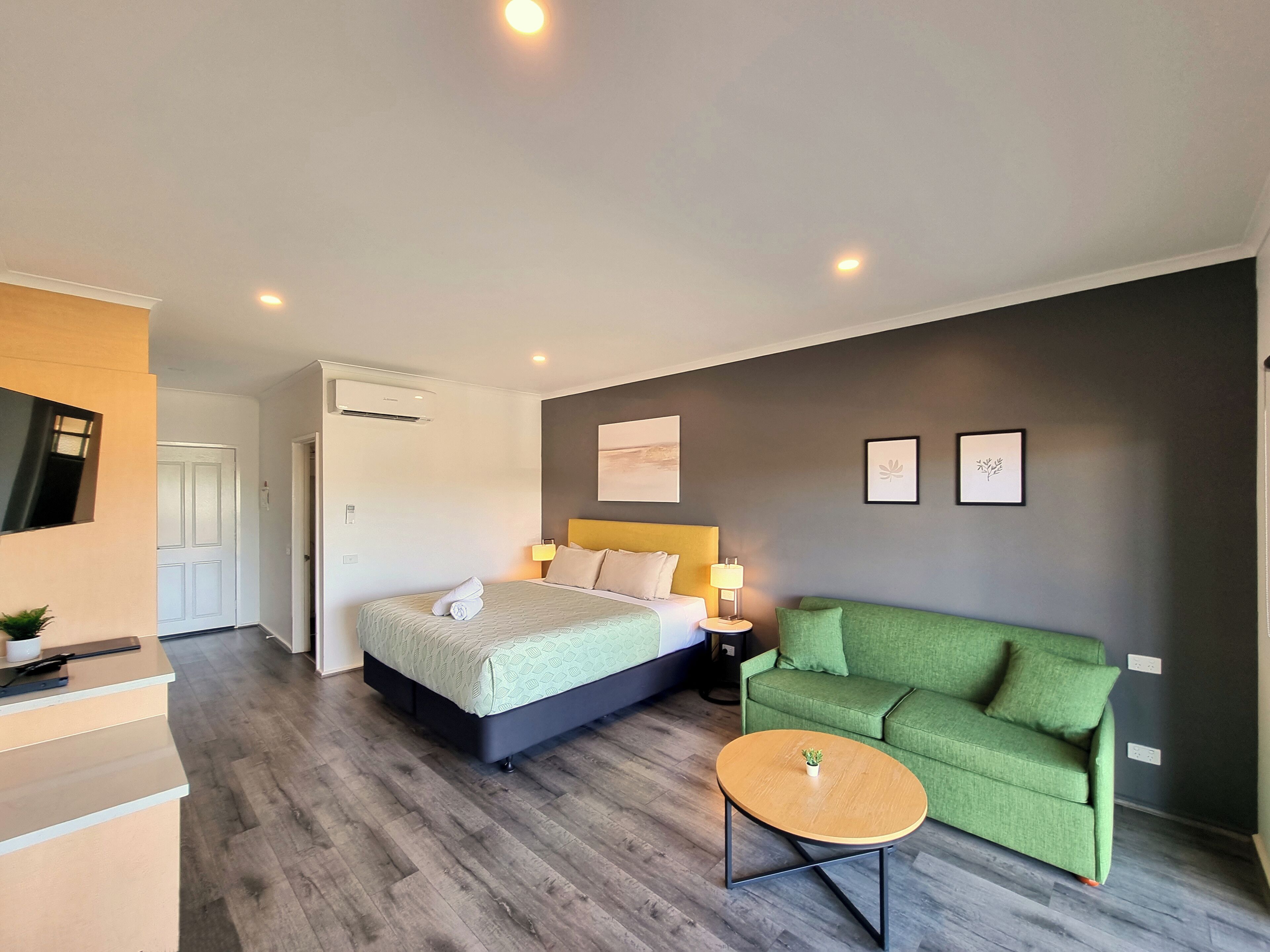 1-inch flat-screen tv with digital channels