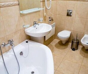 Suite | Bathroom | Shower, hair dryer, towels