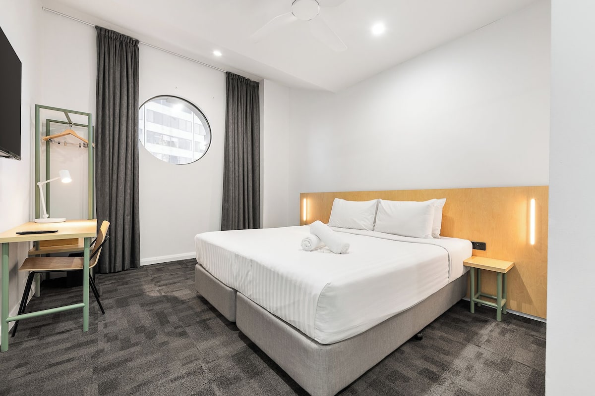 King Room with Ensuite | Blackout drapes, free WiFi, bed sheets