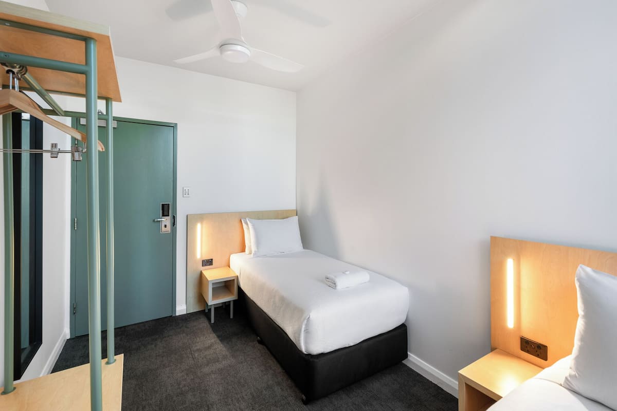 Twin Room with Shared Bathroom | Blackout drapes, free WiFi, bed sheets