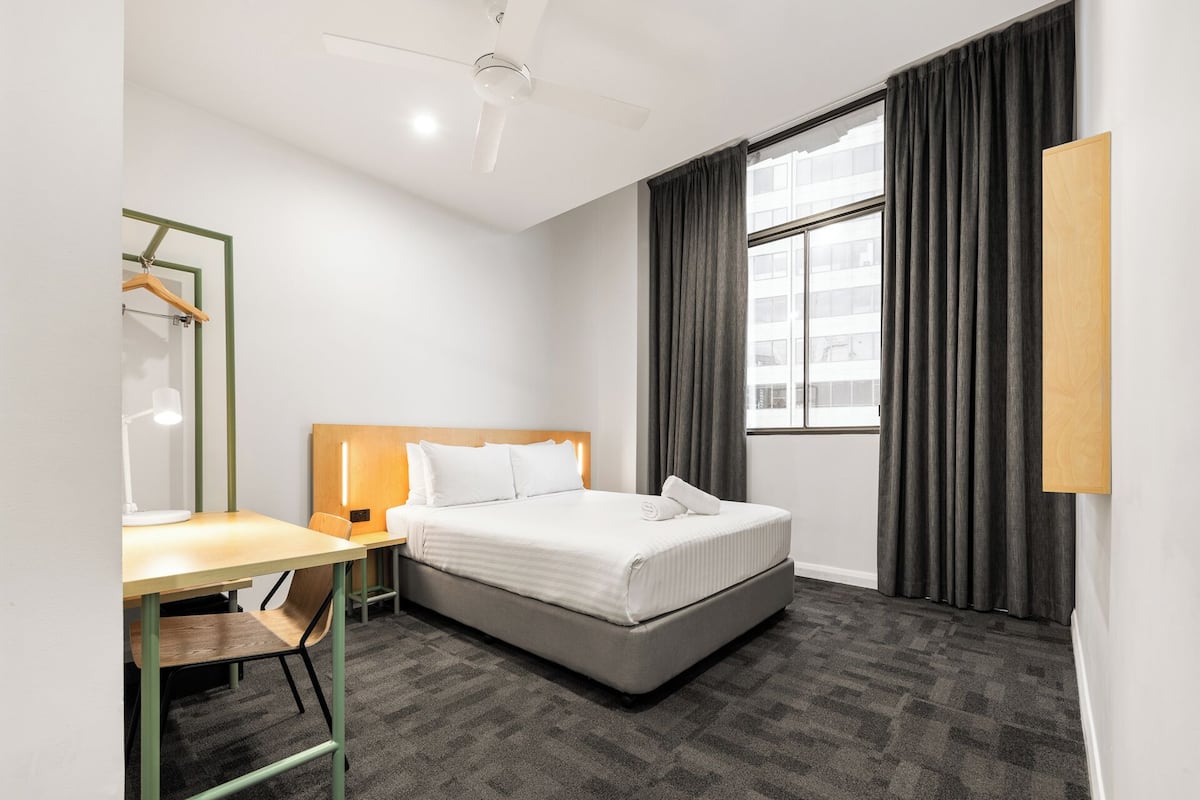 Queen Room with Shared Bathroom | Blackout drapes, free WiFi, bed sheets
