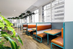 Petit déjeuner, déjeuner, dîner et brunch servis sur place