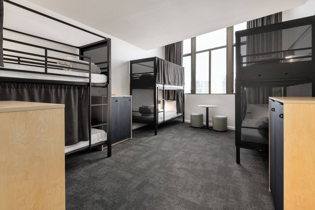 Cortinas blackout, wifi gratis y ropa de cama 