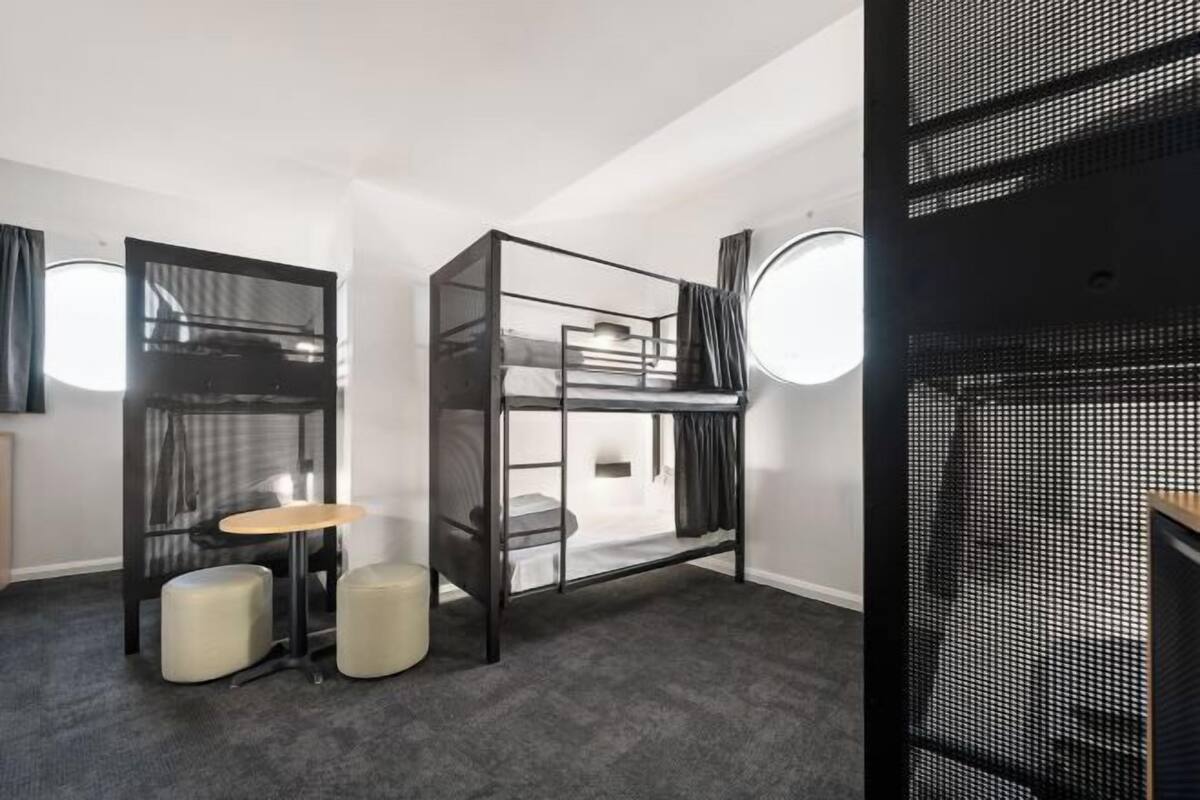 Cortinas blackout, wifi gratis y ropa de cama 