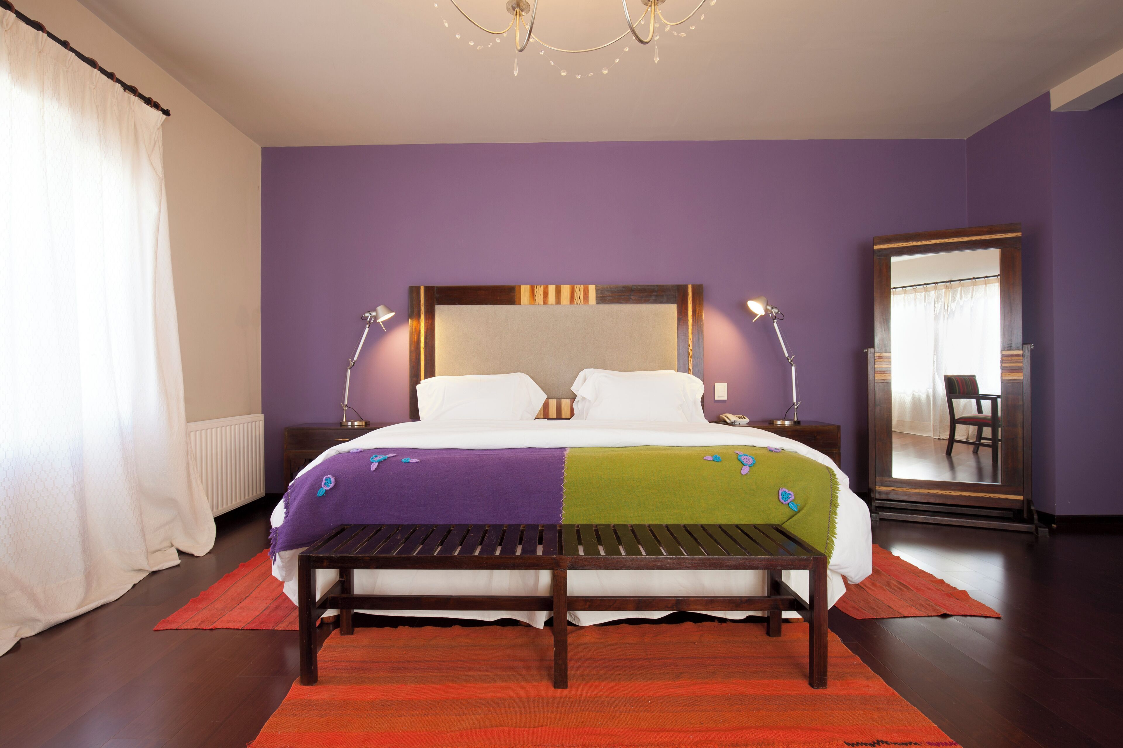 Cubrecamas y caja de seguridad en la habitación 