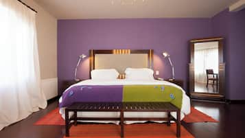 Cubrecamas y caja de seguridad en la habitación