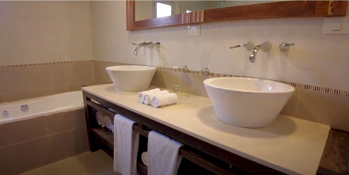 suite | bathroom | free toiletries, bidet, towels