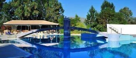 Piscine extérieure, parasols de plage, chaises longues