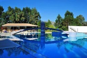 Piscina all'aperto, ombrelloni da piscina, lettini